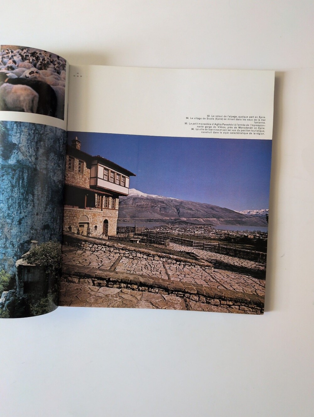 "Grece" - 1977 Greek Tourism Book (French language) - Picture 8 of 16